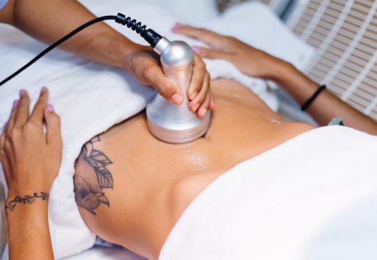 giovane-donna-sdraiata-sul-tavolo-del-cosmetologo-durante-la-procedura-di-ringiovanimento